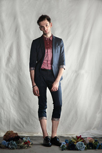 <strong>DIET BUTCHER SLIM SKIN｜ダイエットブッチャースリムスキン</strong>　2013春夏コレクション　袖裏ローズ柄転写 七分袖ジャケット5万400円、ブラッシュペインティング加工シャツ2万5200円、裾裏ローズ柄転写 クロップドパンツ3万450円、バフ加工メタリックレザードレスシューズ6万1950円