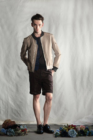 <strong>DIET BUTCHER SLIM SKIN｜ダイエットブッチャースリムスキン</strong>　2013春夏コレクション　ナイロンブルゾン4万4100円、切換ボーダーニット2万2050円、ブラッシュペインティング加工ショーツ2万3100円、バフ加工メタリックレザードレスシューズ6万1950円