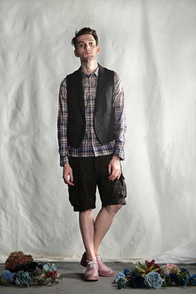 <strong>DIET BUTCHER SLIM SKIN｜ダイエットブッチャースリムスキン</strong>　2013春夏コレクション　身頃裏ローズ柄転写ジレ3万3600円、ローズ柄転写グラデーションチェックシャツ3万3600円、ガーメントダイカフスキンハーフパンツ8万2950円、ハンド着色加工シューズ7万2450円