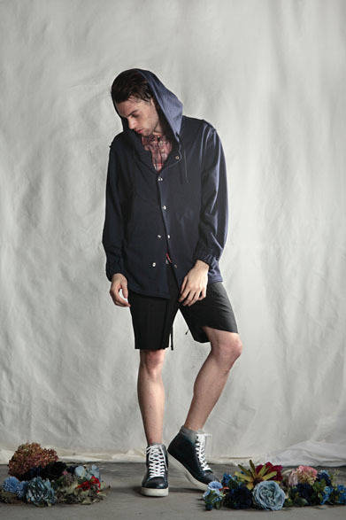 <strong>DIET BUTCHER SLIM SKIN｜ダイエットブッチャースリムスキン</strong>　2013春夏コレクション　ビッグシルエットマウンテンパーカー3万450円、ローズ柄転写グラデーションチェック半袖シャツ2万9400円、ドレスショーツ2万3100円、グラデーション加工スニーカー4万950円