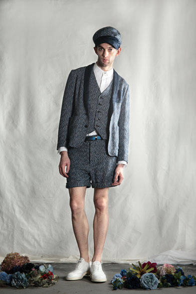 <strong>DIET BUTCHER SLIM SKIN｜ダイエットブッチャースリムスキン</strong>　2013春夏コレクション　オリジナル配色三つ杢ジャケット5万7750円、オリジナル配色三つ杢ジレ3万3600円、オリジナル配色三つ杢ショーツ2万9400円、シャンブレードレスシャツ1万8900円、オリジナル配色三つ杢キャスケット1万1550円、バフ加工メタリックレザーベルト1万6800円