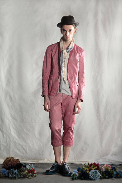 <strong>DIET BUTCHER SLIM SKIN｜ダイエットブッチャースリムスキン</strong>　2013春夏コレクション　ブラッシュペインティング加工ジャケット4万4100円、ブラッシュペインティング加工クロップドパンツ2万5200円、ドット柄転写Tシャツ1万5750円、ローズ柄転写グラデーションストール8400円、パナマハット2万5200円、ハンド着色加工シューズ7万2450円