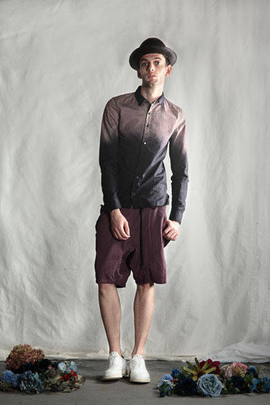 <strong>DIET BUTCHER SLIM SKIN｜ダイエットブッチャースリムスキン</strong>　2013春夏コレクション　チェック柄グラデーションシャツ2万9400円、特殊杢染ハーフパンツ2万5200円、パナマハット2万5200円、ハンド着色加工シューズ7万2450円