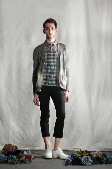 <strong>DIET BUTCHER SLIM SKIN｜ダイエットブッチャースリムスキン</strong>　2013春夏コレクション　ドット柄転写カーディガン2万4150円、ローズ柄転写グラデーションチェック半袖シャツ2万9400円、クロップドチノパンツ2万2050円、ハンド着色加工シューズ7万2450円