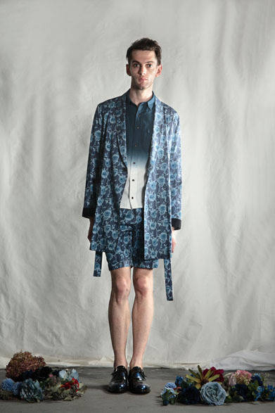 <strong>DIET BUTCHER SLIM SKIN｜ダイエットブッチャースリムスキン</strong>　2013春夏コレクション　BLUE ROSEガウンコート4万6200円、BLUE ROSEショーツ2万5200円、グラデーションシャンブレーシャツ2万7300円、バフ加工メタリックレザードレスシューズ6万1950円