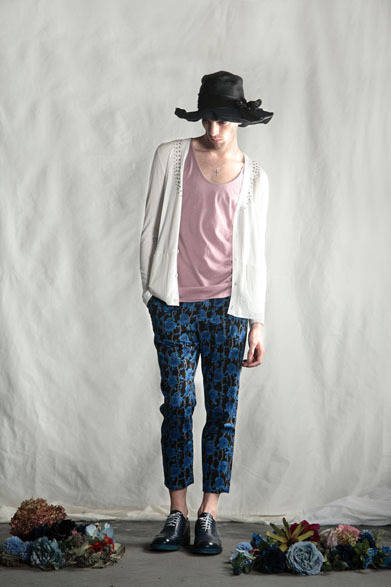 <strong>DIET BUTCHER SLIM SKIN｜ダイエットブッチャースリムスキン</strong>　2013春夏コレクション　スタッズ装飾カーディガン2万5200円、ドレスタンクトップ7350円、BLUE ROSEクロップドパンツ2万9400円、ドレスハット1万8900円、ハンド着色加工シューズ7万2450円