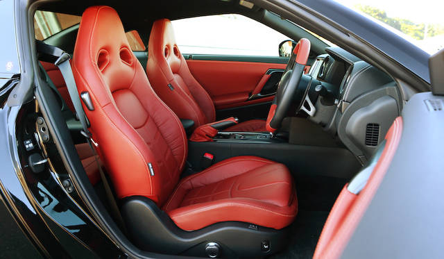 <strong>Nissan GT-R｜日産 GT-R</strong><br />13年モデルからオプション設定された、アンバーレッドレザーで仕立ての「ファッショナブルインテリア」。運転席と助手席ですわり心地がことなる