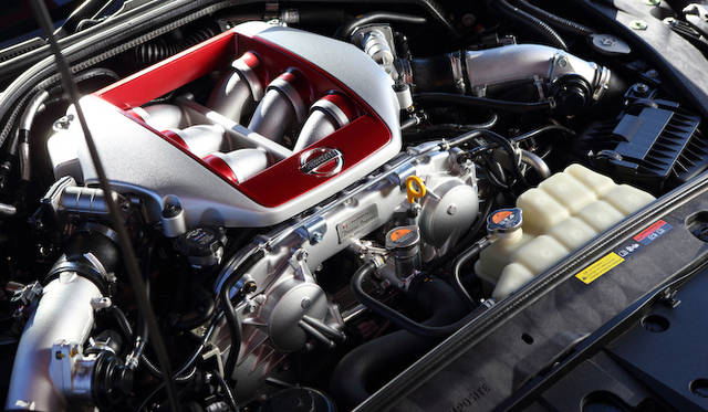 <strong>Nissan GT-R｜日産 GT-R</strong><br />エンジンは2012年モデルとおなじく、最高出力404kW（550ps）/6,400rpm、最大トルク632Nm（64.5kgm）/3,200-5,800rpmを発揮する。今年から、組み立てを手がけた匠のサインが掲げられる。