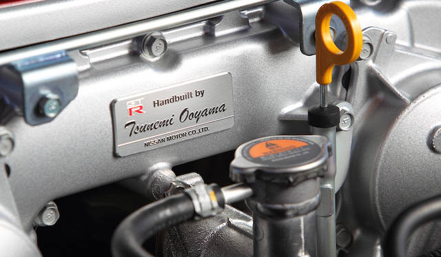 <strong>Nissan GT-R｜日産 GT-R</strong><br />エンジンの前面に刻まれる、匠の署名。このエンジンはTsunemi Ooyama氏が手掛けたものだ。