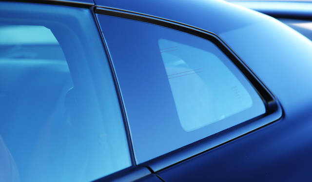 <strong>Nissan GT-R｜日産 GT-R</strong><br />小さなリアウィンドウに地デジ対応アンテナが付いたのも、微小な変更点。