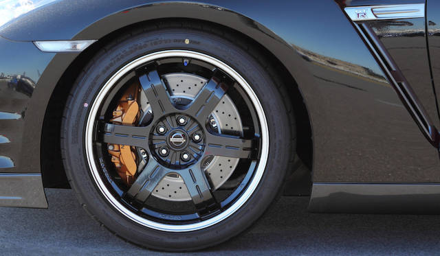 <strong>Nissan GT-R｜日産 GT-R</strong><br />for TRACK PACKで装着される、レイズ製アルミ軽量鍛造ホイール