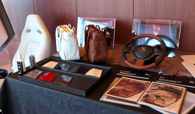 <strong>Nissan GT-R｜日産 GT-R</strong><br />GT-R関連商品も展示。中央のバッグは、ファッショナブルインテリアと同じレザーで作られている新商品。