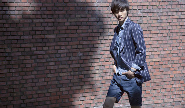 <strong>Smith ＆ Hardy｜スミス ＆ ハーディ</strong>　2013春夏コレクション　ジャケット8万8200円、シャツ1万9950円、デニムショーツ2万3100円、ウォッチ5万400円