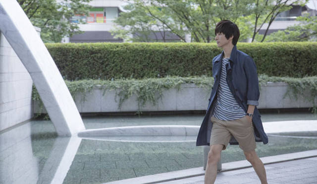 <strong>Smith ＆ Hardy｜スミス ＆ ハーディ</strong>　2013春夏コレクション　コート9万3450円、Tシャツ1万8900円、ショーツ1万8900円、ウォッチ5万400円