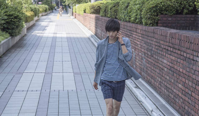 <strong>Smith ＆ Hardy｜スミス ＆ ハーディ</strong>　2013春夏コレクション　ジャケット61950円、Tシャツ9975円、トラウザー24150円、ウォッチ50400円