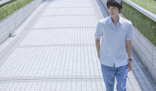 <strong>Smith ＆ Hardy｜スミス ＆ ハーディ</strong>　2013春夏コレクション　シャツ1万8900円、トラウザー2万7300円、ウォッチ5万400円