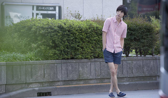 <strong>Smith ＆ Hardy｜スミス ＆ ハーディ</strong>　2013春夏コレクション　シャツ1万8900円、トラウザー2万3100円、ローファー3万9900円、ウォッチ5万400円