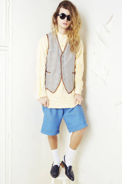 　2013春夏コレクション　シャツ3万6750円、ベスト3万7800円、パンツ2万7300円、靴参考商品