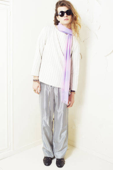 　2013春夏コレクション　Tシャツ2 万5200円、パンツ3万450円、ストール2万8350円