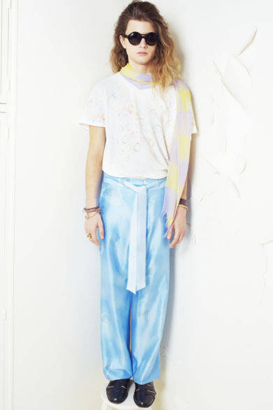 　2013春夏コレクション　Tシャツ1万9950円、パンツ3万8850円、ストール2万8350円