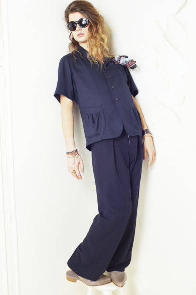 　2013春夏コレクション　ジャケット6万1950円、パンツ3万4650円、靴参考商品