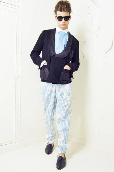 　2013春夏コレクション　ジャケット12万6000円、シャツ2万7300円、パンツ5万1450円、靴参考商品