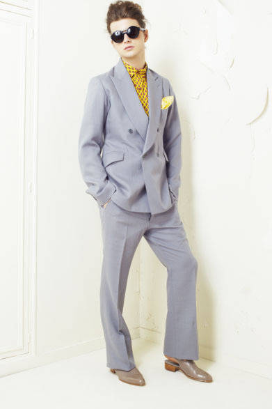 　2013春夏コレクション　ジャケット9万6600円、シャツ2万5200円、パンツ4万2000円、靴参考商品