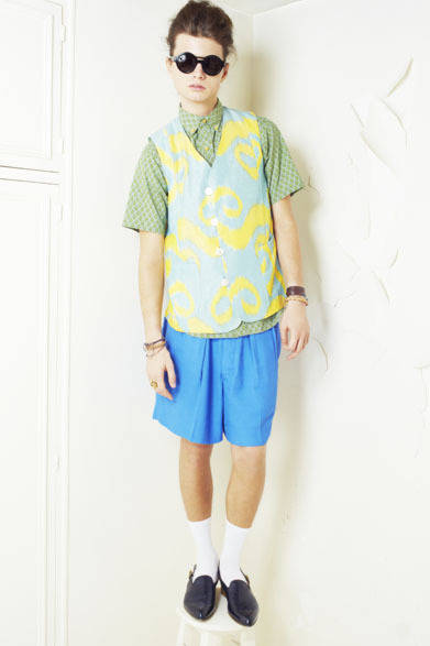 　2013春夏コレクション　ベスト4万6200円、シャツ2万5200円、パンツ2万7300円、靴参考商品