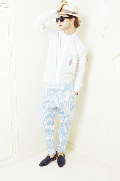 　2013春夏コレクション　シャツ3万2550円、パンツ5万1450円、靴参考商品