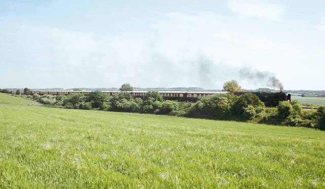 <strong>伝統と革新の英国ロイヤル文化を巡る旅</strong>　蒸気機関車に牽引される11両編成のブリティッシュ・プルマン