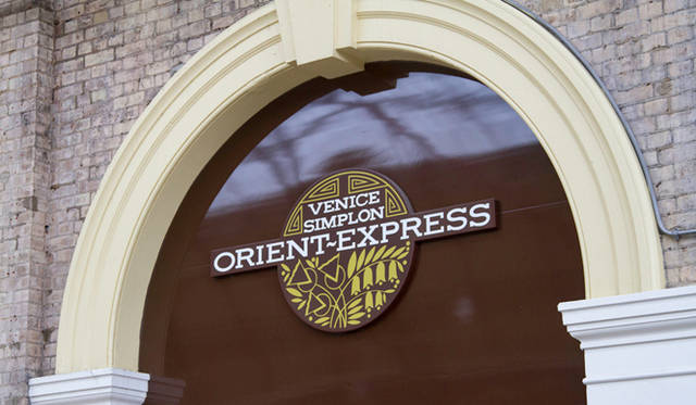 <strong>伝統と革新の英国ロイヤル文化を巡る旅</strong>　待合室の入り口には誇らしげに「ORIENT EXPRESS」のプレートが飾られる
