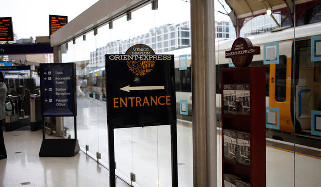 <strong>伝統と革新の英国ロイヤル文化を巡る旅</strong>　慌ただしく発着する普通列車のホームから離れた1-2番線ホーム横に設けられたブリティッシュ・プルマンの待合室