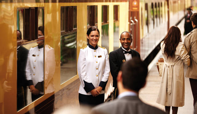 <strong>伝統と革新の英国ロイヤル文化を巡る旅</strong>　乗客を出迎えてくれるブリティッシュ・プルマンのスチュワード