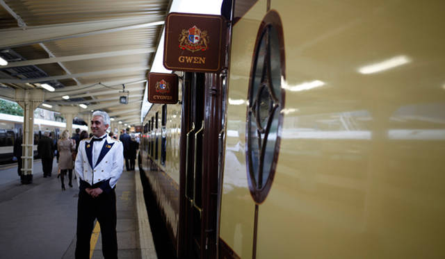 <strong>伝統と革新の英国ロイヤル文化を巡る旅</strong>　今回乗車した客車Gwen（グウェン）号。かつて、ロンドンとブライトン間を行き来した食堂車であり、1950年代には、エリザベス女王やエリザベス皇太子も利用されていたという