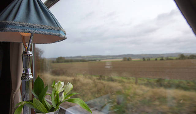<strong>伝統と革新の英国ロイヤル文化を巡る旅</strong>　客室から眺めるイギリスの田園風景