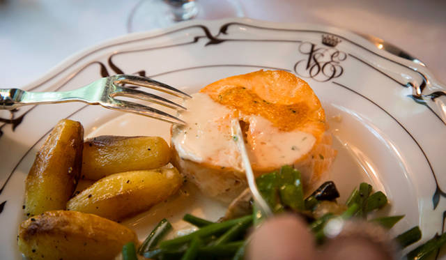 <strong>伝統と革新の英国ロイヤル文化を巡る旅</strong>　フルコースのメインはポートワインのソースを添えたサーモンのソテー