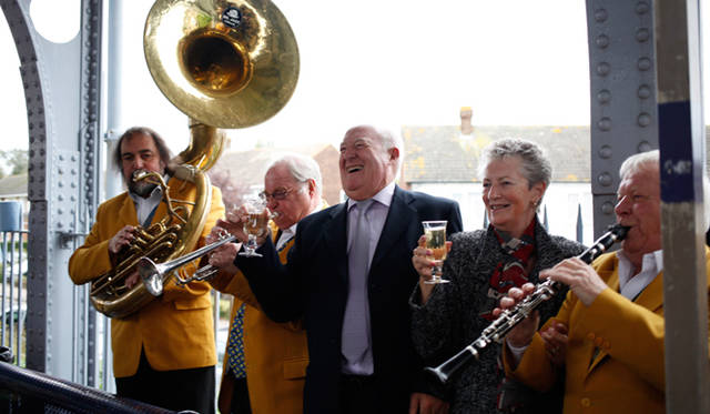 <strong>伝統と革新の英国ロイヤル文化を巡る旅</strong>　途中下車の駅で生バンドが乗客をお迎え。生牡蠣とシャンパンが振る舞われ、かつて華やいだ大陸鉄道栄光の時代を彷彿とさせる華やかな宴がホームを彩る