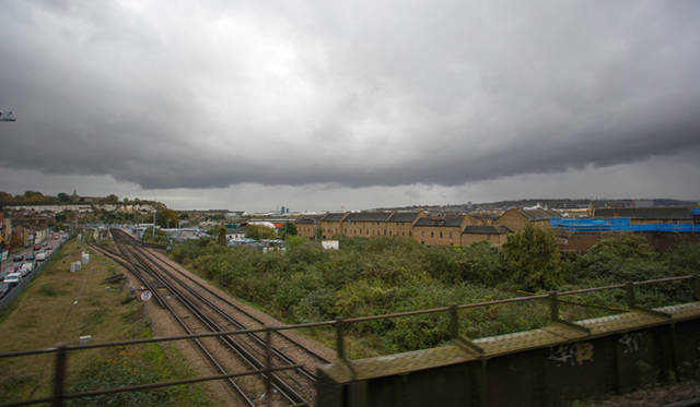 <strong>伝統と革新の英国ロイヤル文化を巡る旅</strong>　乗車時はあいにくのブリティッシュウェザー