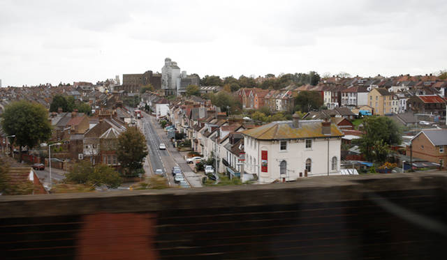 <strong>伝統と革新の英国ロイヤル文化を巡る旅</strong>　田園地帯を抜け市街地に。もう間もなく終点ロンドンのヴィクトリアステーションだ