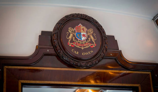 <strong>伝統と革新の英国ロイヤル文化を巡る旅</strong>　すべての客室にはエリザベス女王のロイヤルワラントが掲げらている