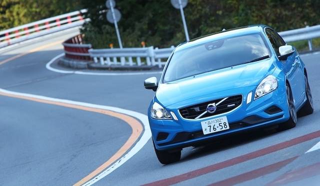 <strong>Volvo S60 AWD R-Design Polestar Performance package｜<br />ボルボ S60 AWD Rデザイン ポールスター パフォーマンス パッケージ</strong><br />今回、試乗したのは、「S60 AWD R-Design」にポールスター パフォーマンス パッケージを装着した車輛。パッケージ自体は、S60のみならず、2011年以降のT-6モデルすべてに適用可能だ