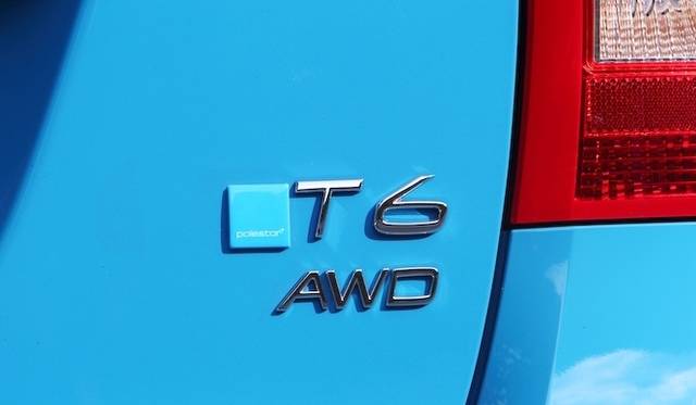 <strong>Volvo S60 AWD R-Design Polestar Performance package｜<br />ボルボ S60 AWD Rデザイン ポールスター パフォーマンス パッケージ</strong><br />「ポールスター パフォーマンス パッケージ」搭載であることをしめすバッジ。内部のチューンのみなので、ベース車両との外観上のちがいはここだけとなる