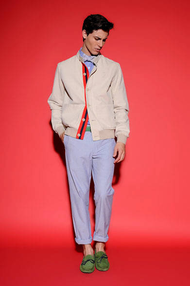 <strong>Vicomte A.｜ヴィコント アー</strong>　2013春夏コレクション　ブルゾン3万4650円、シャツ1万9950円、ネクタイ・パンツ参考商品、ベルト1万5750円、靴2万4150円