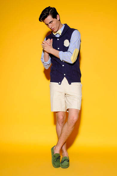 <strong>Vicomte A.｜ヴィコント アー</strong>　2013春夏コレクション　ニット、シャツ各1万9950円、ショーツ1万1550円、ネクタイ7350円、靴2万4150円