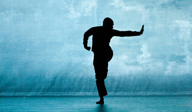 <strong>THEATER｜アクラム・カーンのソロダンス最新作『デッシュ』</strong>　© Richard Haughton