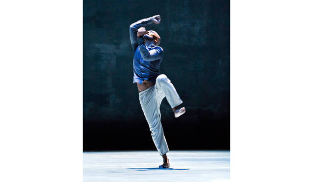 <strong>THEATER｜アクラム・カーンのソロダンス最新作『デッシュ』</strong>　© Richard Haughton