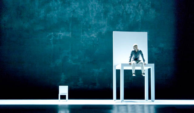 <strong>THEATER｜アクラム・カーンのソロダンス最新作『デッシュ』</strong>　© Richard Haughton