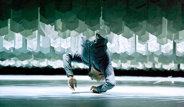 <strong>THEATER｜アクラム・カーンのソロダンス最新作『デッシュ』</strong>　© Richard Haughton