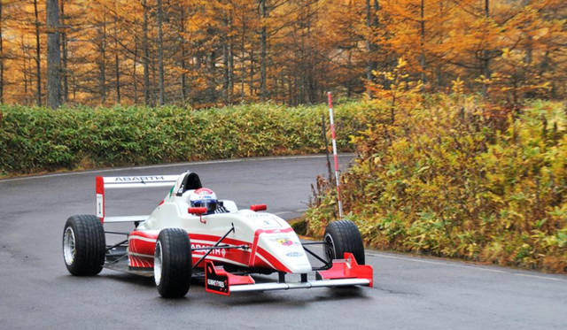 <strong>浅間ヒルクライム2012｜Asama Hillclimb 2012</strong><br />ACI-CSAIフォーミュラ アバルトは、未来のF1ドライバー発掘のため、イタリアやヨーロッパ大陸、アジアなどでワンメイク選手権に使用されているフォーミュラマシン。エンジンはアバルト500ベースの1.4リッター＋ターボを搭載する