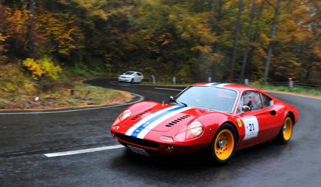 <strong>浅間ヒルクライム2012｜Asama Hillclimb 2012</strong><br />フェラーリにとってストラダーレ初のミッドシップカーとなったディーノ246GT。この個体は、1970年代初頭のル・マンでも活躍したNART（ナート）チームカーの雰囲気を再現している